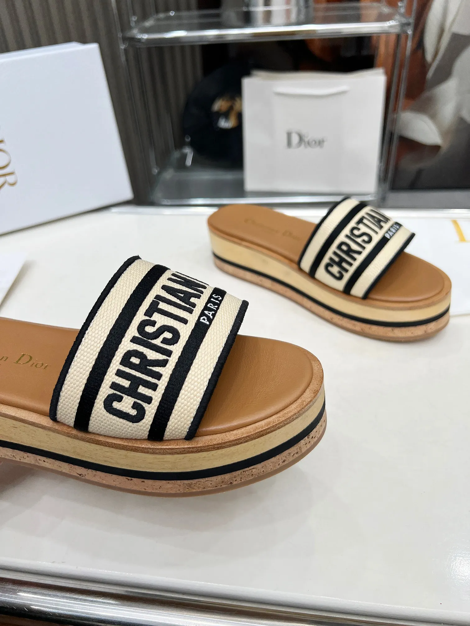 👟👟Ex-factory price 420👟👟 Dior's new spring and summer IVIETA DWAY jelly-colored flat-soled one-slip women's shoes with CD letter logo three-dimensional embroidery thick-soled round-toe open-toe slippers. The original version is developed to be the top version on the market. It feels soft and delicate on the feet and is extremely comfortable. Material: Upper imported raffia electric embroidery high-temperature water-soluble cotton technical fabric + water-dyed cowhide foot pad lining + original consistent combination outsole Outsole: original outsole Size: 35-42 (40.41.42 custom-made, non-refundable and non-exchangeable)